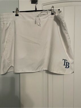 MLB/Columbia White Women's Skort with Navy TB Rays Logo